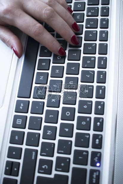秘书打字员在笔记本电脑键盘上打字用红指甲高清图片下载-正版图片505529939-摄图网