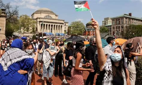 Pro-Palestinian demonstrators clash with security guards at Columbia ...