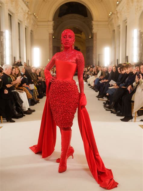 Doja Cat was covered in red body paint and 30,000 crystals at Haute ...