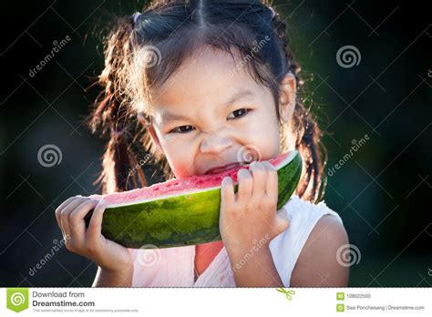 吃西瓜新鲜水果的逗人喜爱的亚裔小孩女孩 库存照片. 图片 包括有 吃西瓜新鲜水果的逗人喜爱的亚裔小孩女孩 - 108022500