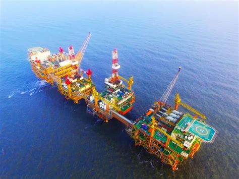 新疆克拉玛依发现10亿吨储量超大油田 - 成都欧美克石油科技股份有限公司