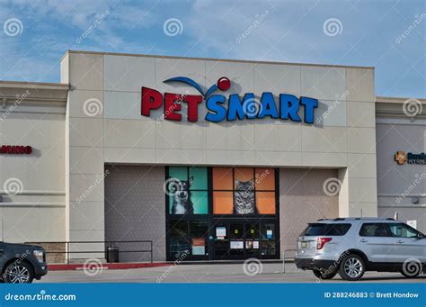 PetSmart Storefront Exterior and Parking Lot in Houston, TX. Editorial ...