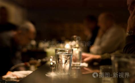 人们在酒吧喝酒照片-正版商用图片0hdifs-摄图新视界