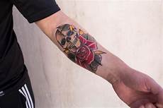 tatuaggi avambraccio fiori skull and by il forestiero tatuaggi avambraccio fiori skull and by il forestiero