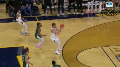 Michigan's Hunter Dickinson swishes 3 to beat halftime buzzer - ESPN Video