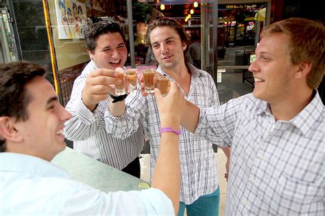 CAMH report says Ontario should raise legal drinking age to 21 ...