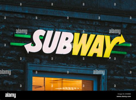 Subway Restaurant Sign 的图像结果