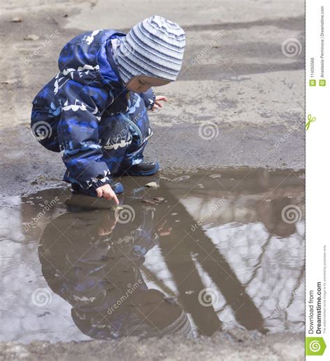 使用与水坑的一个两岁的男孩 库存照片. 图片 包括有 使用与水坑的一个两岁的男孩 - 114050568
