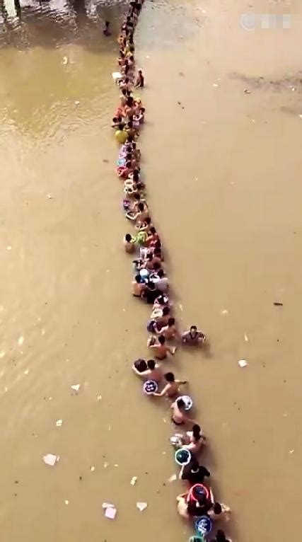 湖南一中学被淹 1300名男生排队涉水转移_央广网