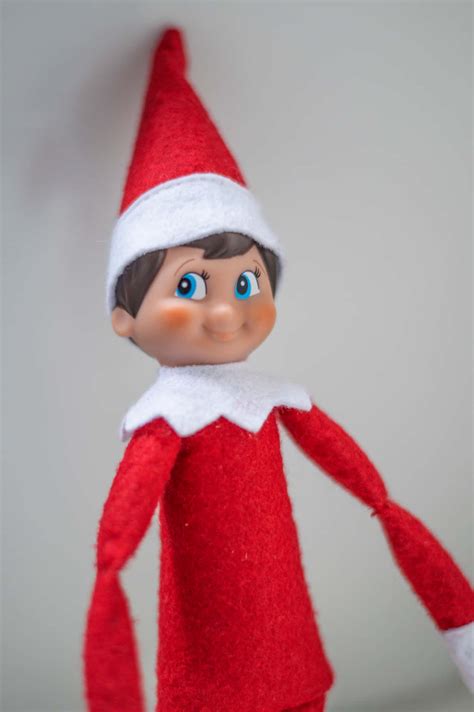 [100+] Elf On The Shelf Picture | Wallpapers.com