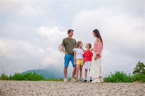 山中美丽的幸福家庭大自然令人惊叹雾中山美丽的幸福家庭聚胺云远足高清图片下载-正版图片308048960-摄图网