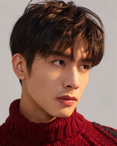 ปักพินโดย Bǎobèi ใน 宋威龙 | ทรงผมเอเชีย, ผู้คน, ทรงผมเกาหลี