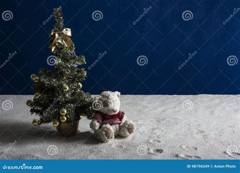 新年树和小熊在白色沙子和蓝色背景 库存图片. 图片 包括有 è™šæ‹ÿ, å­ é¡¹, ç©ºç™½ - 98796549