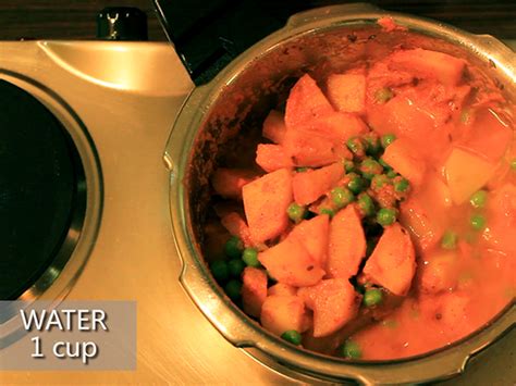 Aloo Matar Gravy Recipe: How To Prepare Potato Peas Gravy At Home - Boldsky.com