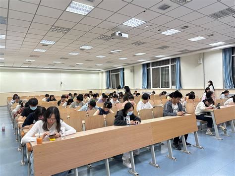 Foreign Teachers And Students Communicate On Campus Picture And HD Photos | Free Download On Lovepik