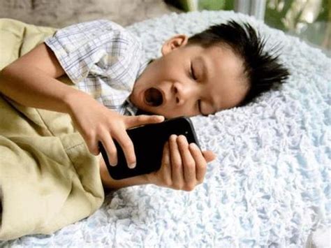 孩子总是沉迷于手机怎么办？别急着打骂，这样做更有效果！|手机|玩手机|上瘾_新浪新闻