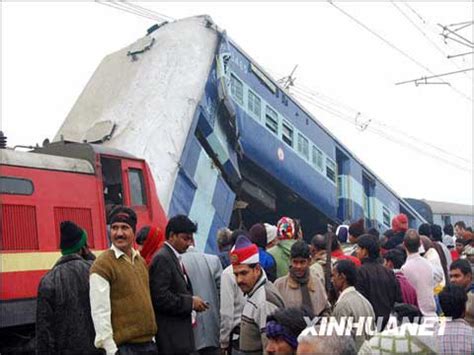 大雾导致印度发生两起火车相撞事故 10人死亡_天气预报_新闻中心_新浪网