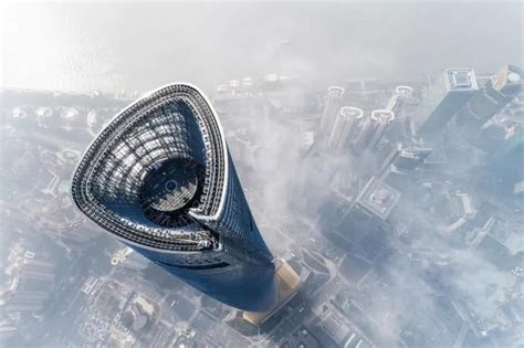 刮大风时，上海中心大厦摆动超1.4米，如何抵抗13级台风烟花？_腾讯新闻