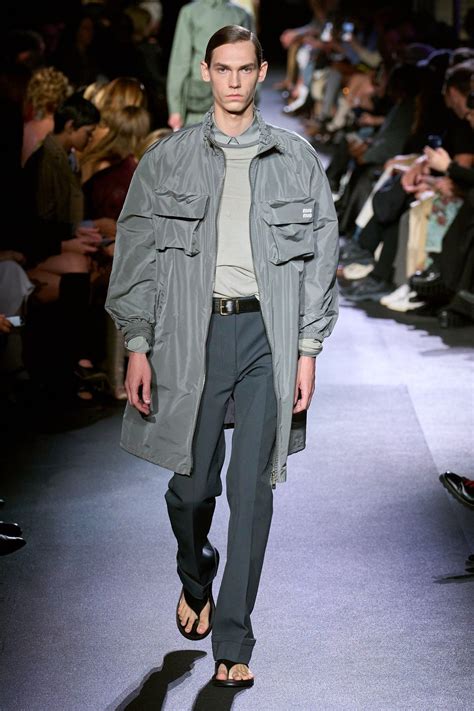 Pin by krasad on sources | How to wear, Fashion show, Ready to wear