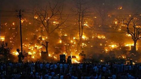 Massive fire engulfs Vikas Nagar slum cluster in Lucknow