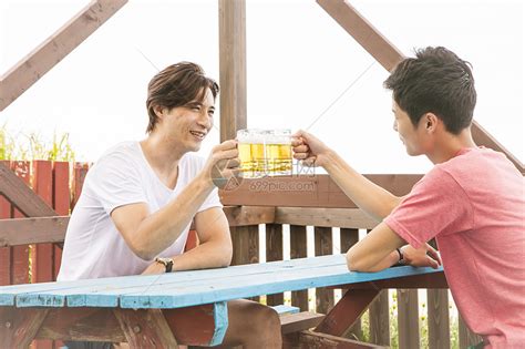 夏日海边喝酒聊天的朋友高清图片下载-正版图片502035165-摄图网