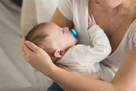 宝宝频繁夜醒到底因为啥？月嫂总结7大原因，宝宝睡眠问题逐个破解