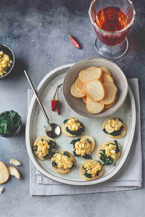 BREAD CRISPS WITH EGG SAUCE AND KALE | Morato pane