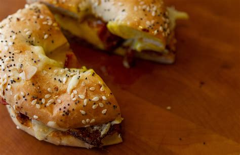 Recipe: Bacon and egg bagel breakfast sandwich - The Griff