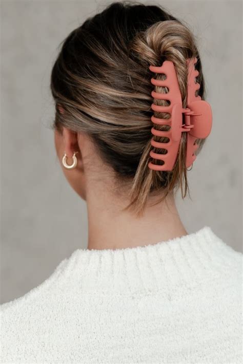 cute hairstyles you can do with a claw clip