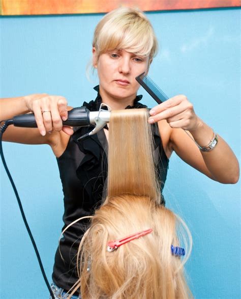 Hair styling in a beauty salon | Premium Photo