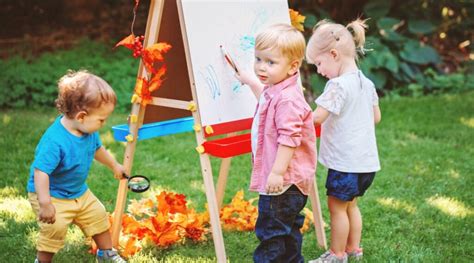 Children Learning Outside 的图像结果