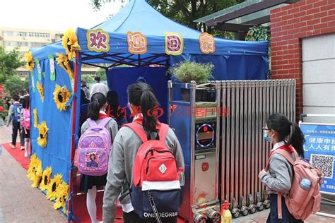 郑州小学复学首日｜郑州市小学生返校复学！沿指示线分通道入校-大河网