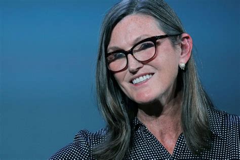 Cathy Wood는 ARK가 상트 페테르부르크로 향함에 따라 비용이 많이 드는 도시에서 대량 이민이 인플레이션을 줄일 것이라고 ...