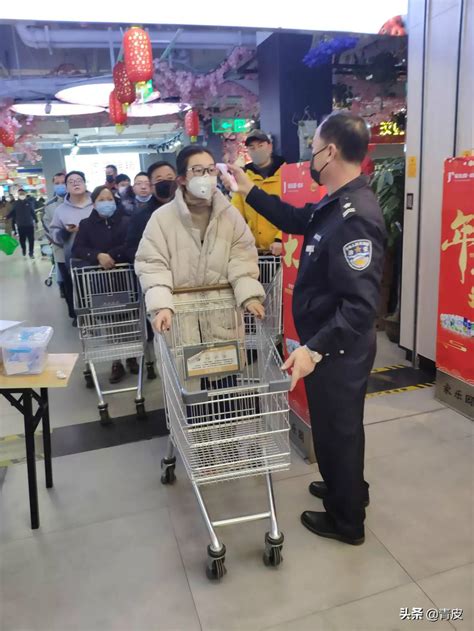 京城超市供货充足 市民测量体温后有序购物_新浪新闻