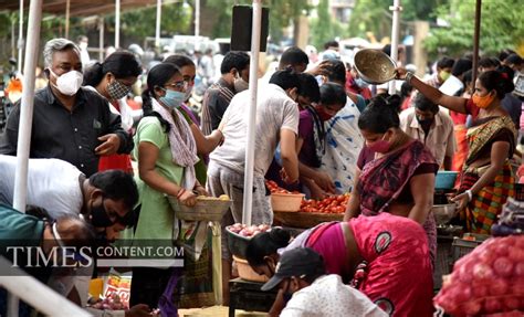 Vegetable Market News Photo A large number of people bu...