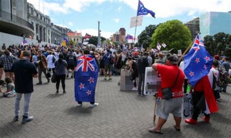 新西兰首都数千人抗议疫苗接种令 警察记者遭袭击 - 每日头条