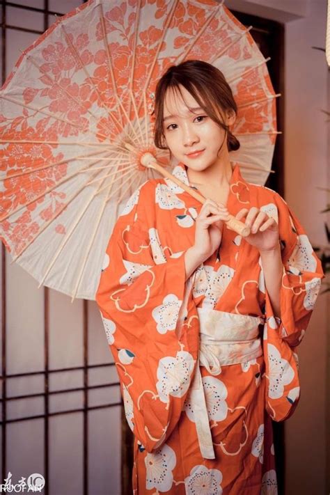 穿著和服的美麗日本女人, 一位身穿小紋並擺姿勢的年輕女性, 高清攝影照片, 皮肤背景圖片和桌布免費下載