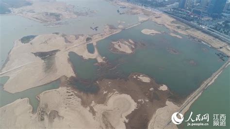 航拍赣江水位逼近历史最低 大片河床显露_网易新闻