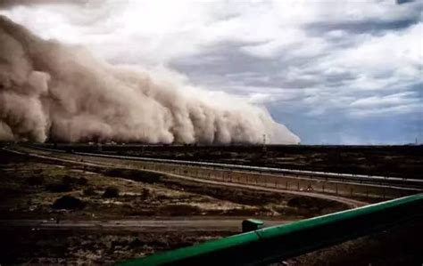 沙尘暴突然来袭，沙漠里的火车还能跑吗？