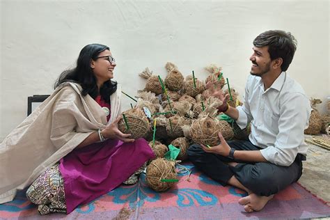 Noida:-कंक्रीट के जंगल में गौरैया को आशियाना देने के लिए इन लोगों की ...