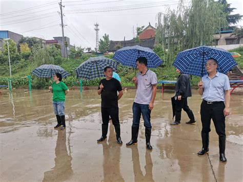 9月24日，安徽芜湖，高校筹备开学典礼，体育学院学生流水线式运凳子，“这是体院的传统”。