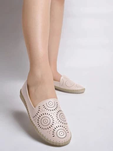 Bellies for Women & Girls at the best price online |Shoetopia.in