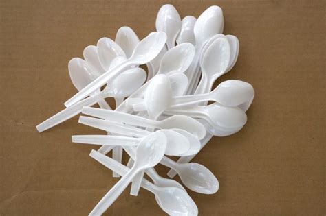 Kreative DIY Weihnachtsbaum-Deko aus Plastiklöffeln