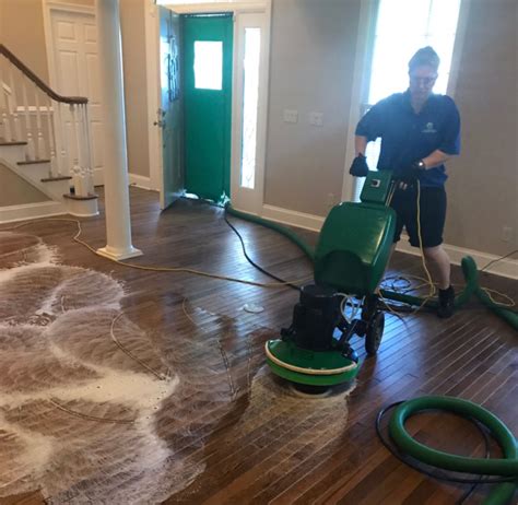 Hardwood Floor Cleaning And Polishing – Flooring Tips