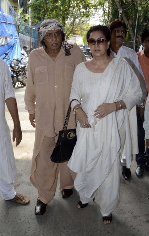 Hema Malini, Priya Dutt at Ravindra Jain's funeral - Photos,Images ...