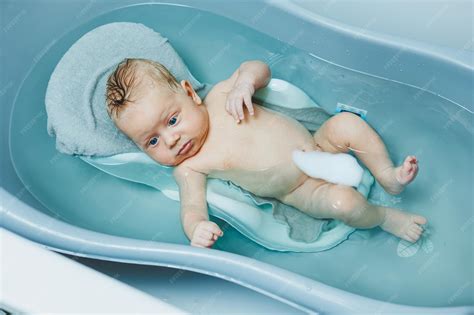 Premium Photo | Babys first baths Caring for a newborn baby Bathing a ...