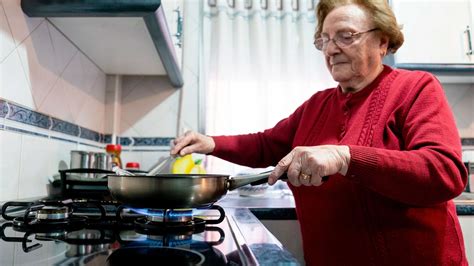 Estas son las ayudas y pensiones para amas de casa mayores de 52 años