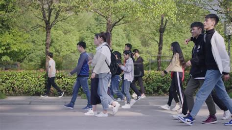 武汉高三学生正式返校现场图 武汉高三学生返校学校有哪些措施_社会新闻_海峡网