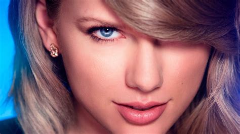 4K Ultra HD Close-Up of Blonde American Singer with Blue Eyes