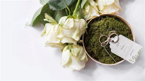 Top view wedding rings with save the date tag | Premium PSD